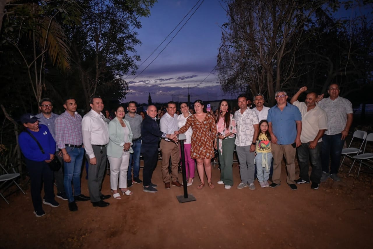 Se ilumina, la comunidad Lomas del Guayabo con programa de reconversión de alumbrado público.