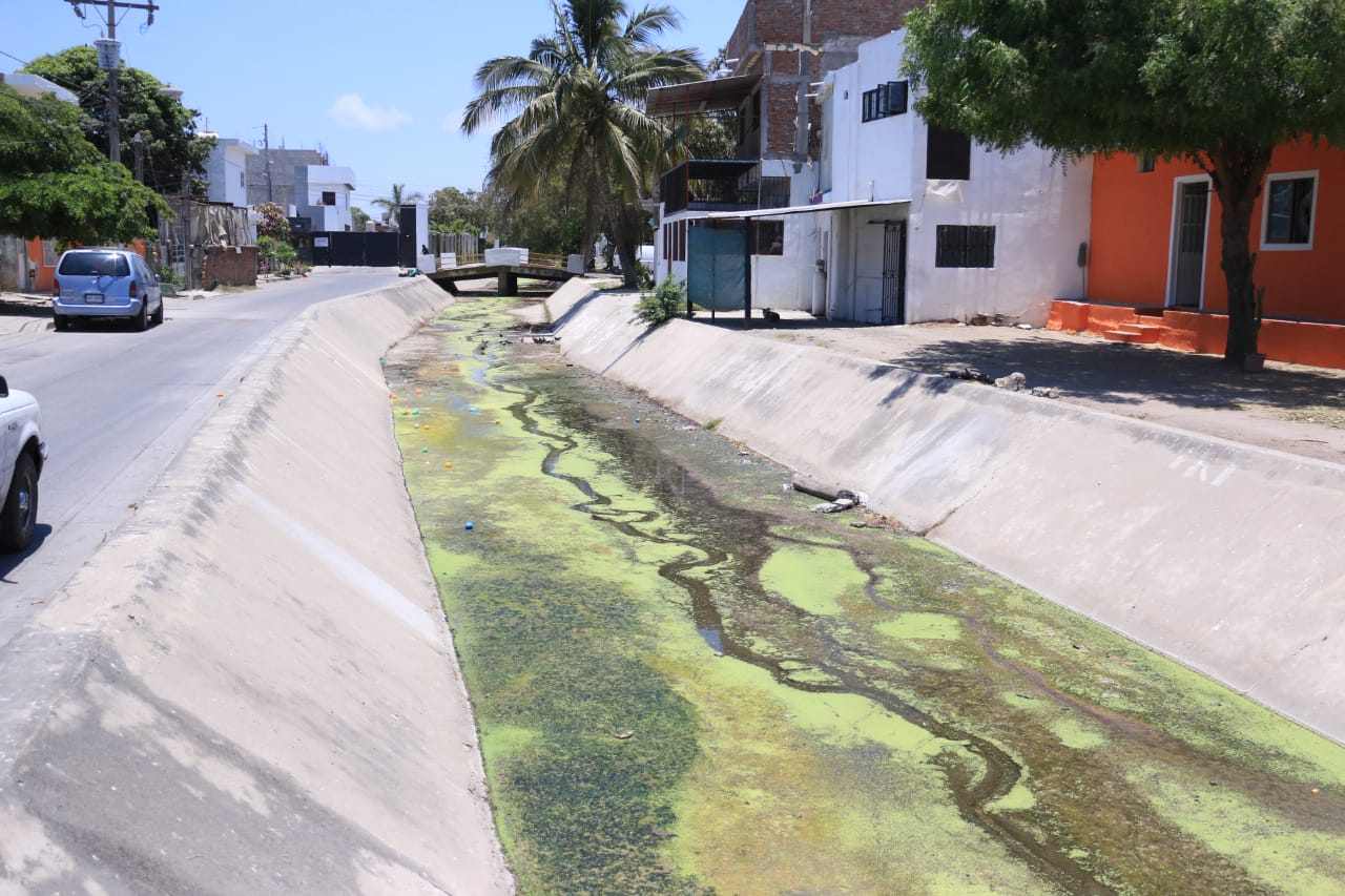 Gobierno de Mazatlán avanza con 50 kilómetros de canales pluviales limpios.