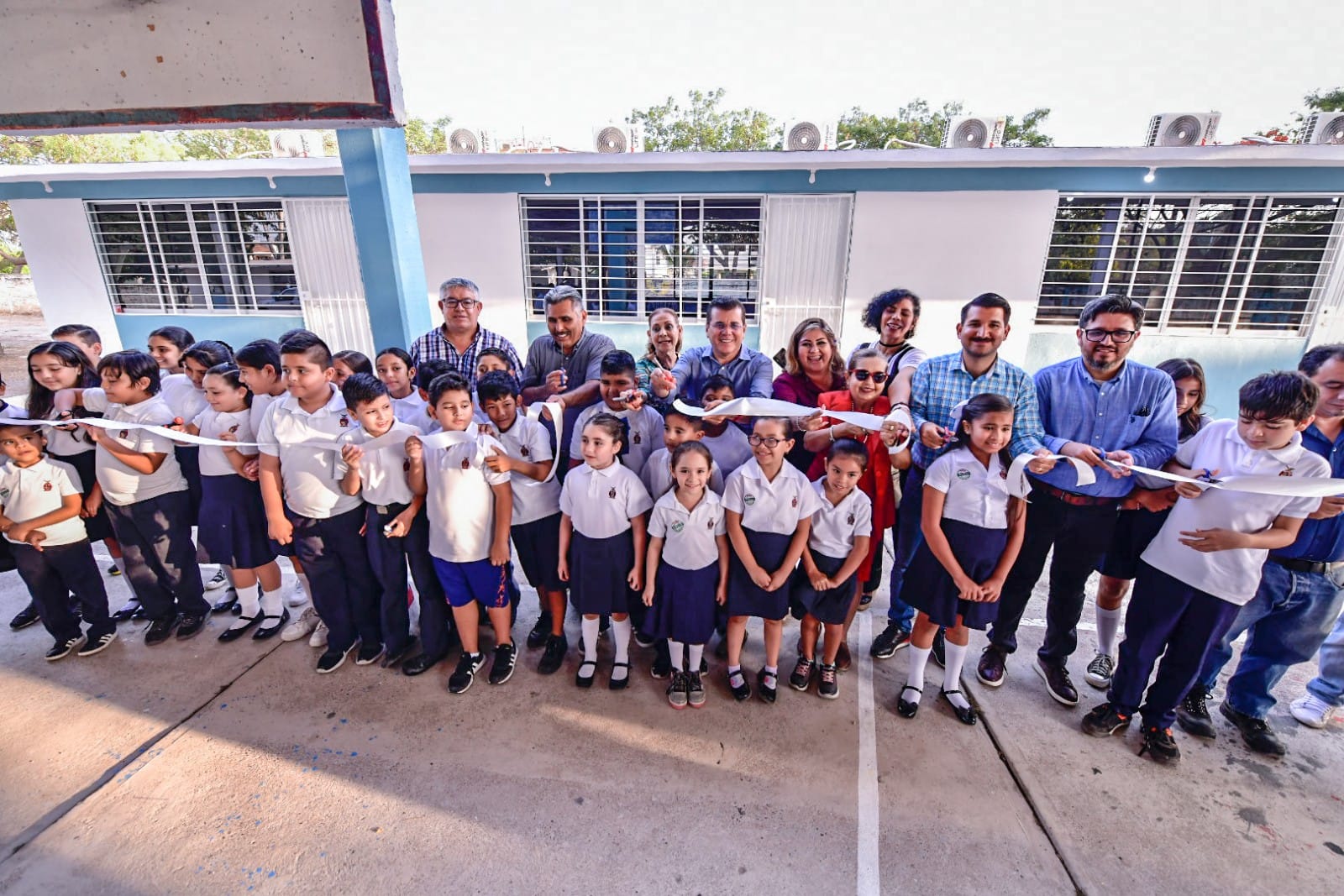 Edgar González inaugura 4 nuevos espacios para que los alumnos reciban educación digna y segura en la primaria Leyes de Reforma.