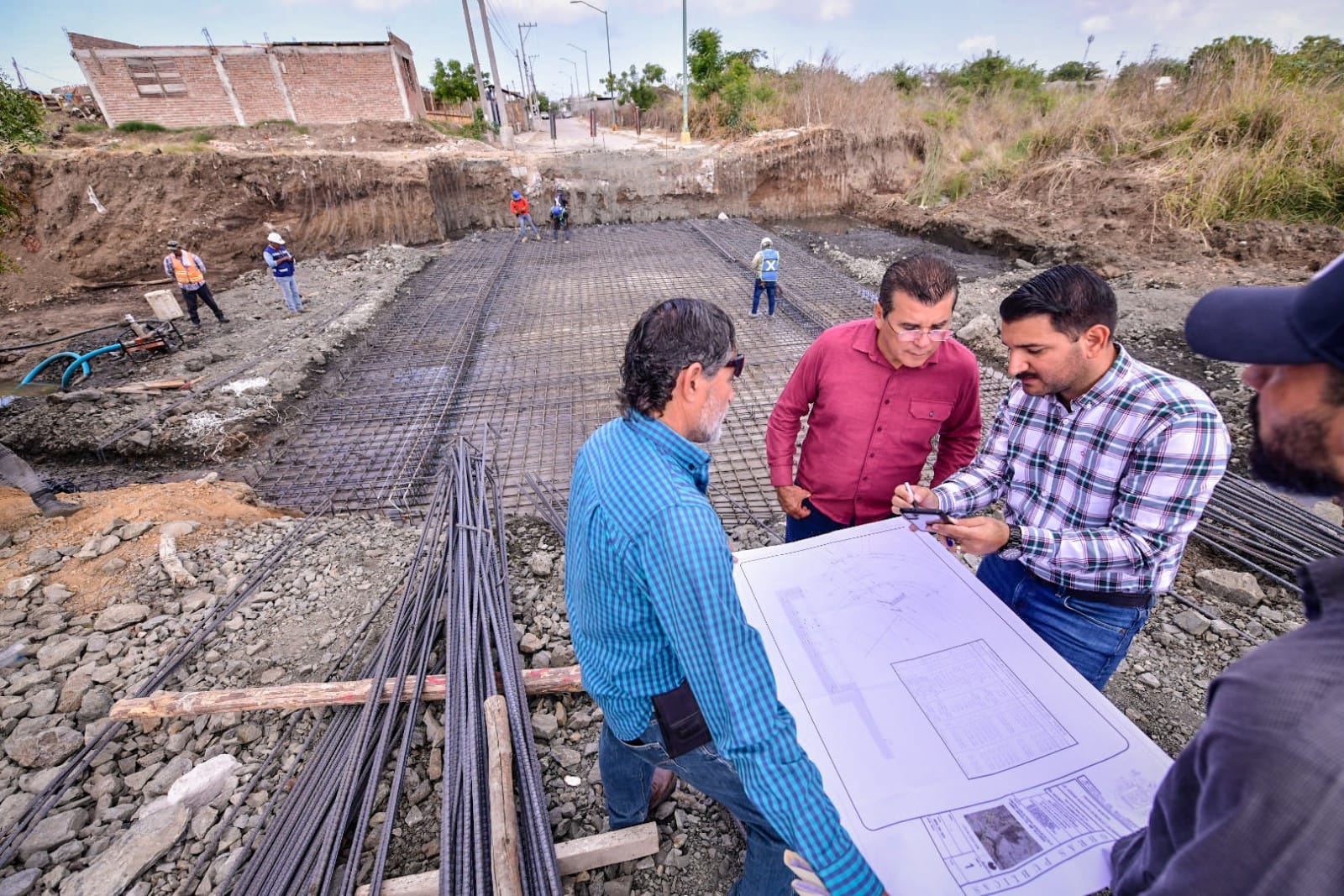 Supervisa Edgar González avance de obra del puente vehicular en ampliación Villa Verde.