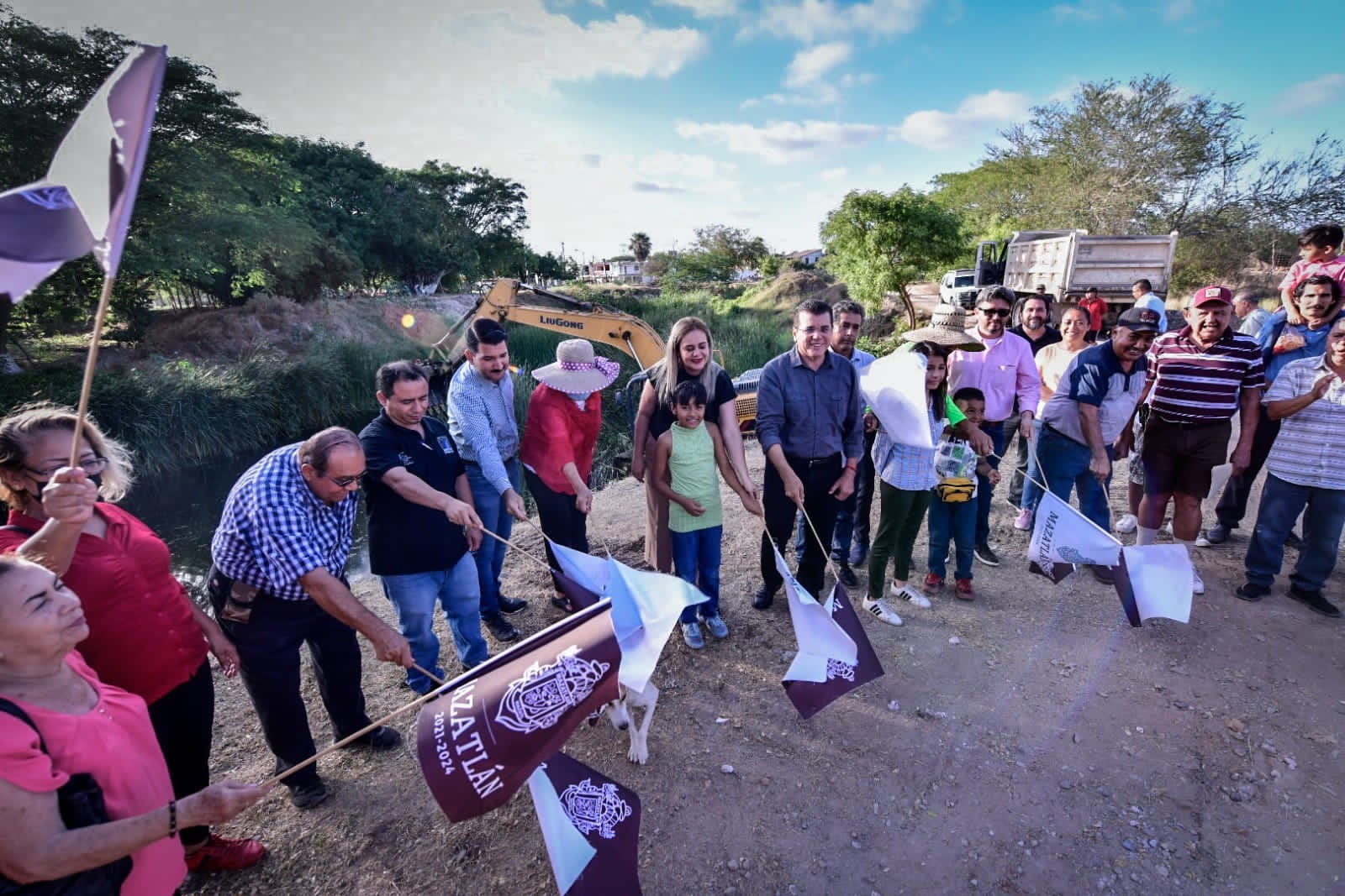 Continúa en Mazatlán la obra con sentido social, arranca limpieza del canal de Huertos Familiares