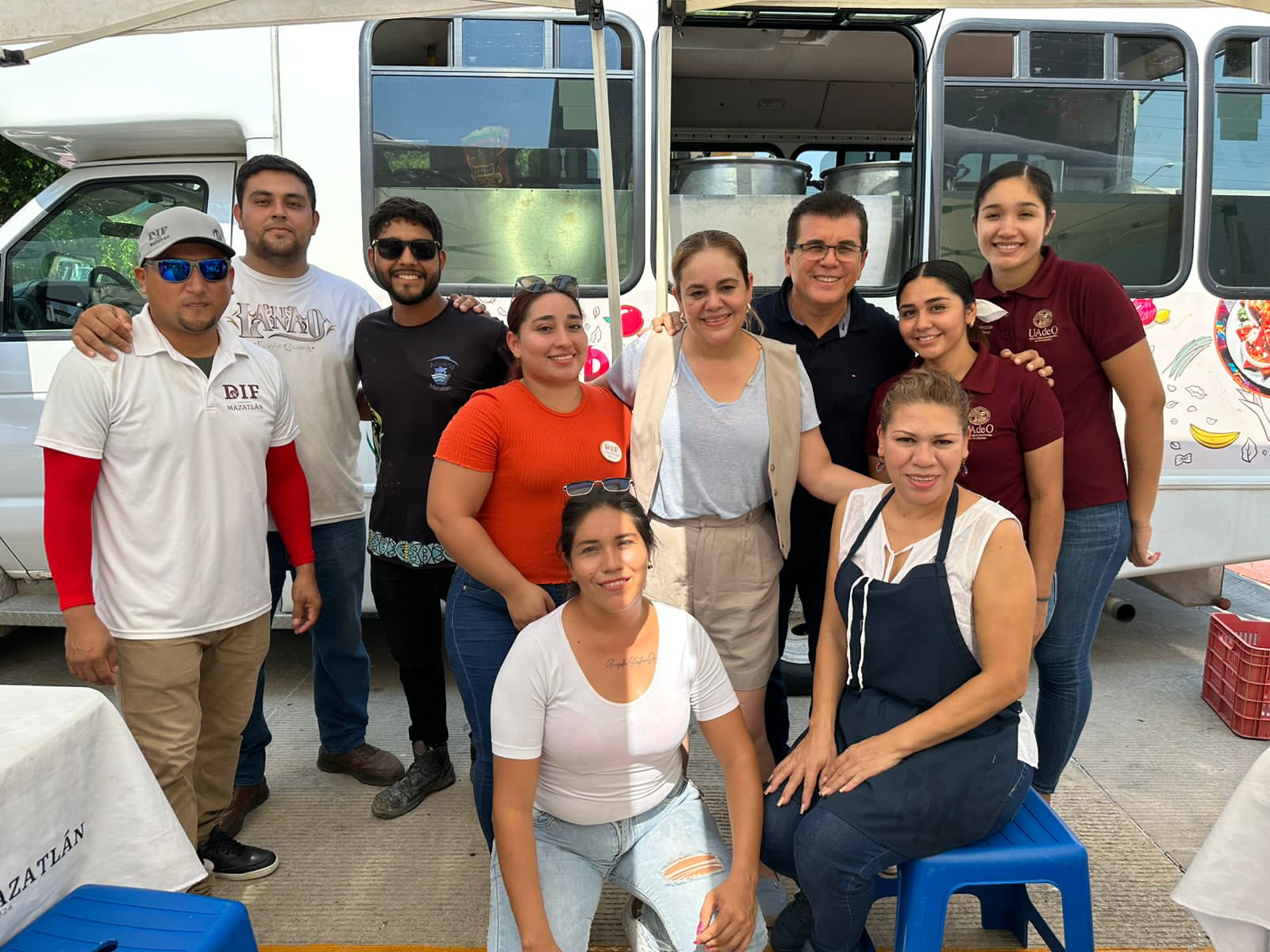 Edgar González y el equipo de DIF  entregan alimentos a familiares de pacientes del Hospital General e IMSS.