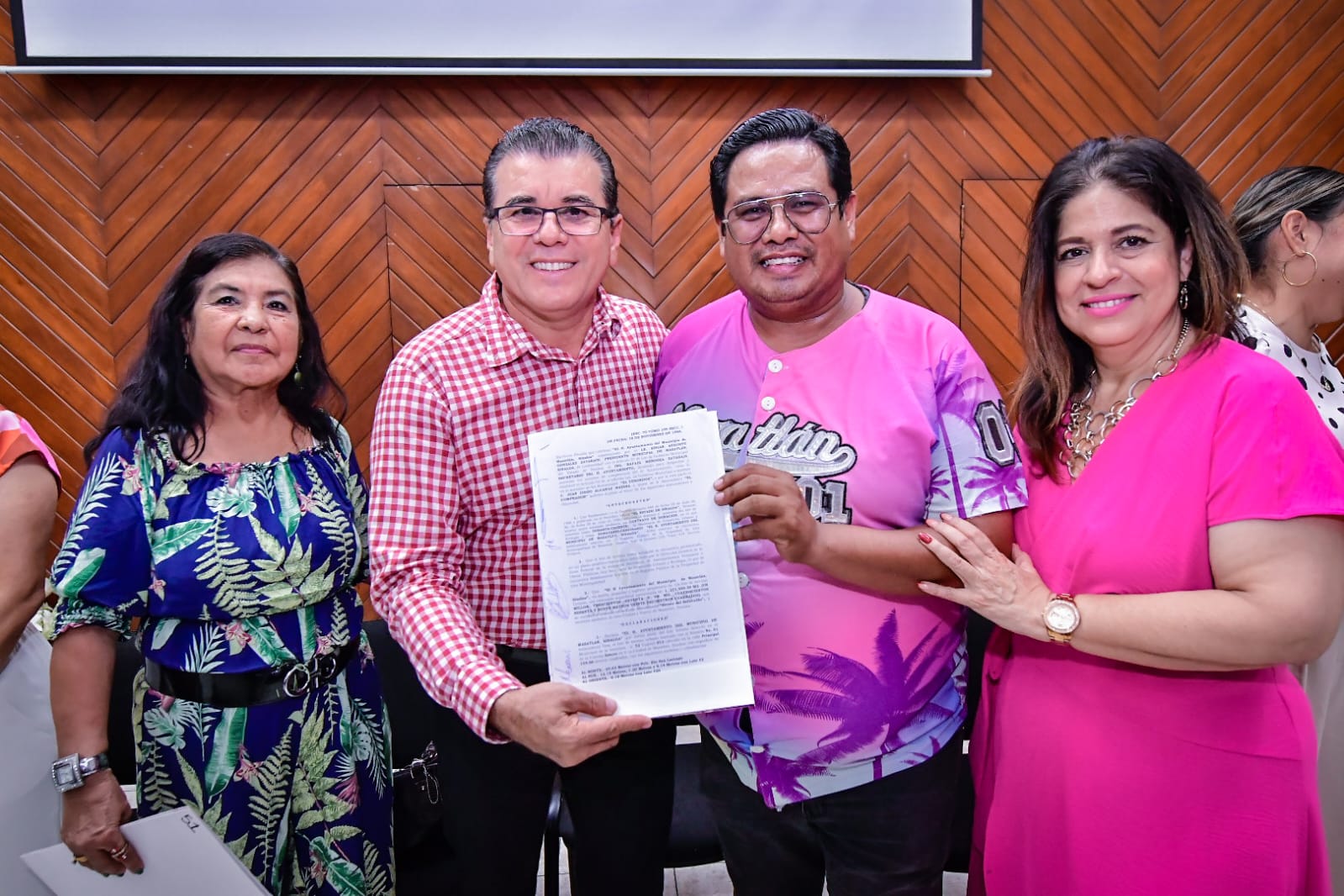 Con entrega de escrituras Gobierno de Mazatlán beneficia a 120 familias.