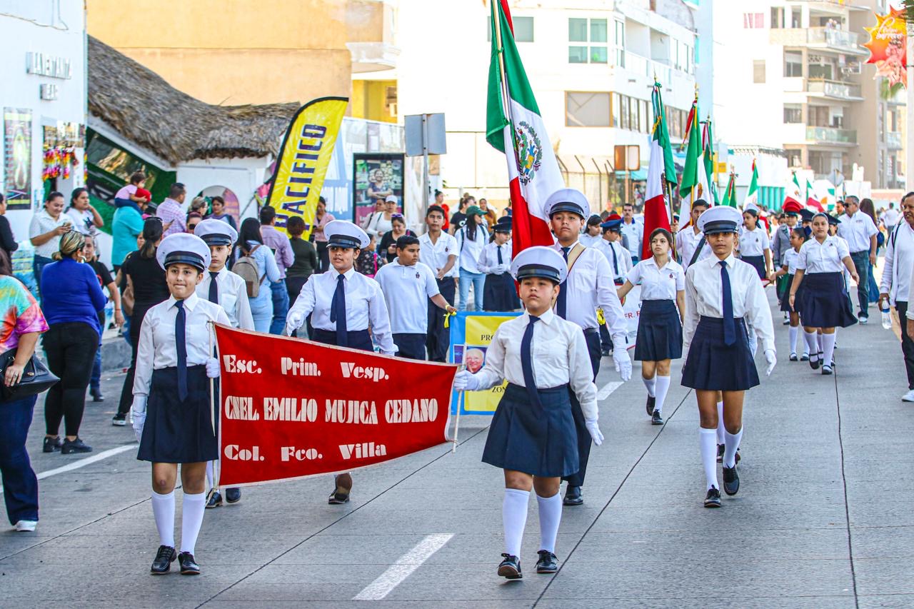 Con desfile de escoltas, Mazatlán conmemora 84 aniversario del Día de la Bandera