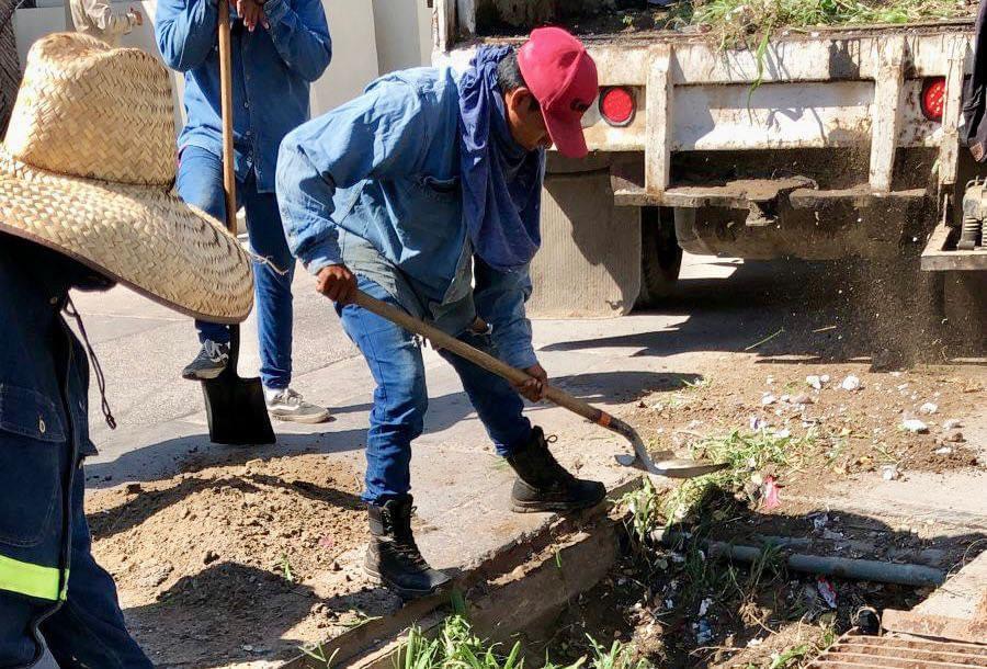 Continúan labores preventivas de limpieza de rejillas pluviales en la ciudad